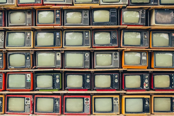 Eski bir televizyon yığını