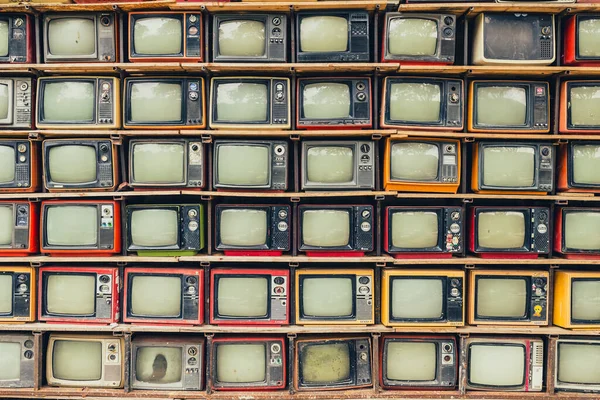 Eski bir televizyon yığını