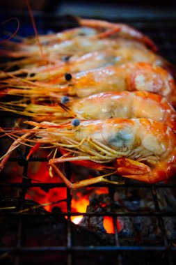 Barbekü ızgarasında karides var.