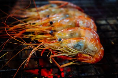 Barbekü ızgarasında karides var.