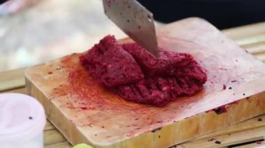 Tayland 'ın kuzeyinde baharatlı kıyma veya çiğ sığır eti salatası veya Larb Tayland yemeği