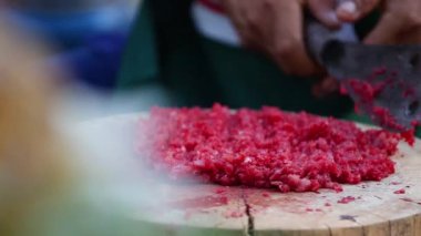 Tayland 'ın kuzeyinde baharatlı kıyma veya çiğ sığır eti salatası veya Larb Tayland yemeği