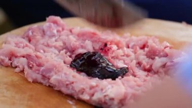 Tayland 'ın kuzeyinde baharatlı kıyma veya çiğ sığır eti salatası veya Larb Tayland yemeği