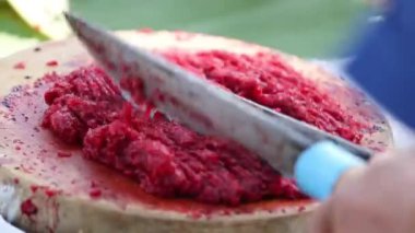 Tayland 'ın kuzeyinde baharatlı kıyma veya çiğ sığır eti salatası veya Larb Tayland yemeği