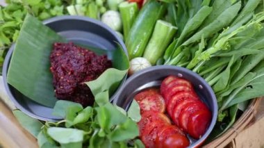 Tayland 'ın kuzeyinde baharatlı kıyma veya çiğ sığır eti salatası veya Larb Tayland yemeği