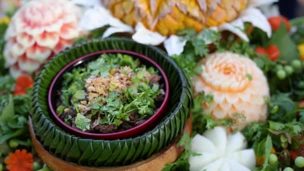 タイ北部のスパイシーなミンチビーフまたは生の牛肉サラダまたはラルブタイ料理 — ストック動画