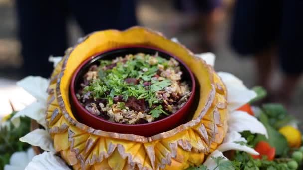 泰国北部的辣味切碎牛肉或生牛肉沙拉或泰国菜 — 图库视频影像