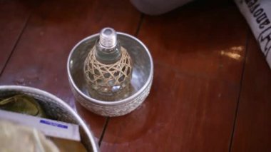 Merhuma adanmışlığın göstergesi olarak suyu yavaşça bir kaba dök.