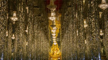 Tayland 'da Uthai Thani yakınlarındaki Wat Tha Sung Tapınağında Buda görüntüsü