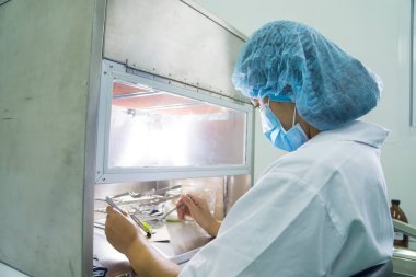 Bitkiyi küçük parçalara ayırmak doku kültürü tekniğinin bir aşaması.