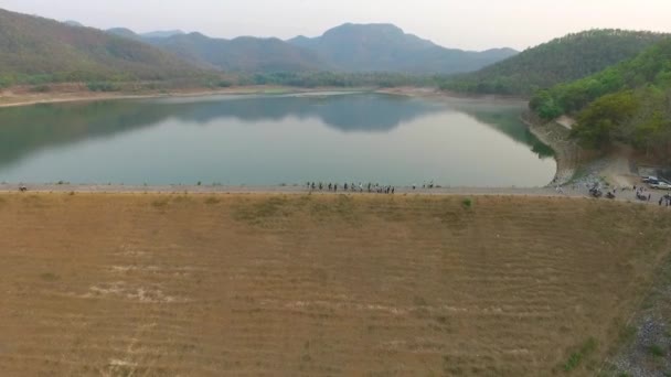 ダムの緑の湖と山の間のダム — ストック動画