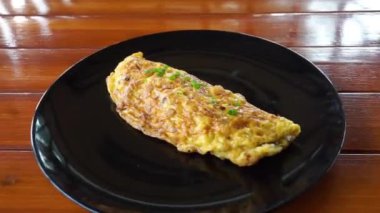 Tay usulü omlet, taze soğanla süslenmiş kırmızı karınca yumurtası.