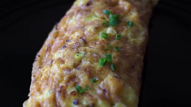Thailändsk Omelett Med Röd Myra Ägg Dekorerad Med Vårlök — Stockvideo