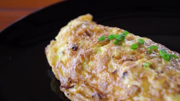 Tay Usulü Omlet Taze Soğanla Süslenmiş Kırmızı Karınca Yumurtası — Stok video