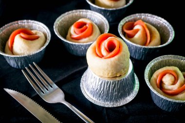 Tahta arka planda domuz sucuğu ekmeği.