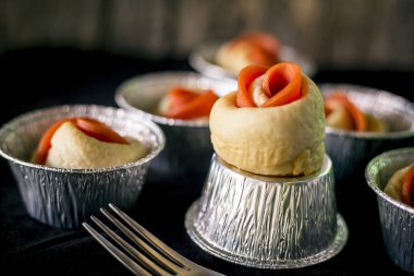 Tahta arka planda domuz sucuğu ekmeği.