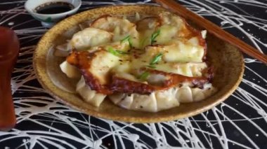 Soya soslu kızarmış Japon Gyoza köftesi.