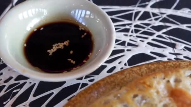 Gros Plan Sur Les Boulettes Gyoza Japonais Frites Sauce Soja — Video