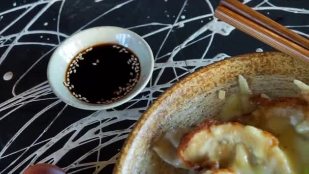 Close Bolinhos Gyoza Japonês Frito Com Molho Soja — Vídeo de Stock