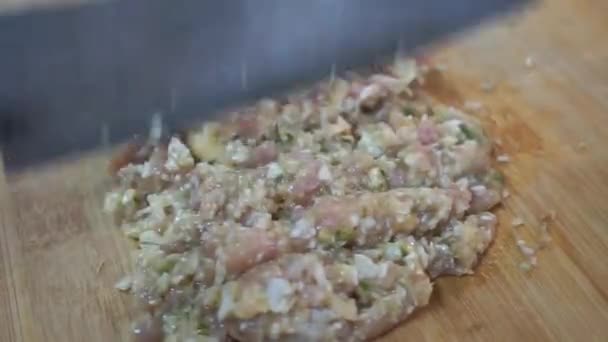 Carne Picada Cruda Tazón Sobre Mesa Marrón Ingredientes — Vídeos de Stock