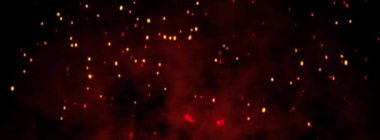 Ateş siyah arkaplanda parçacıkları kor haline getirir. Yangın arka plan kıvılcımları. Soyut koyu parıltılı ateş parçacıkları ışıkları.