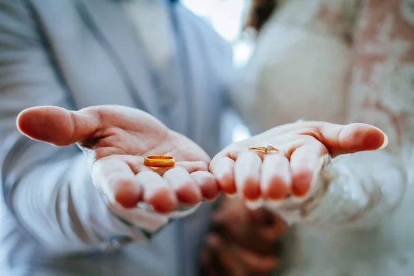 Руки Жениха Невесты — стоковое фото