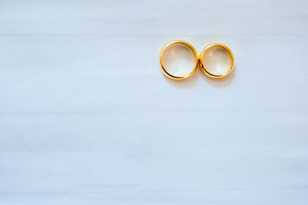 Duas Alianças Casamento Como Elos Cadeia Estão Interligados — Fotografia de Stock