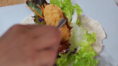 Tavuk çeviren kebap ve taze sebzeli pide lavlı ekmek.