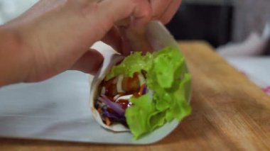 Tavuk çeviren kebap ve taze sebzeli pide lavlı ekmek.