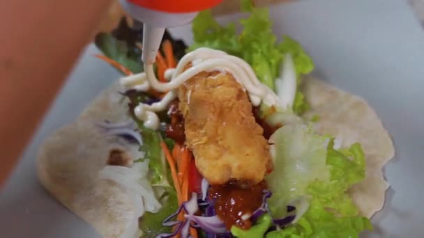 Donateur Poulet Kebab Légumes Frais Rouleau Pain Pita Lavash — Video