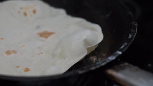 油炸小麦圆饼 放在有脆皮的锅里 — 图库视频影像