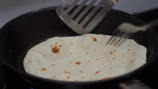 Tortilla Redonda Trigo Frito Una Sartén Con Corteza Crujiente — Vídeo de stock