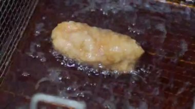 Tavuklar fritözde kızartılmış.