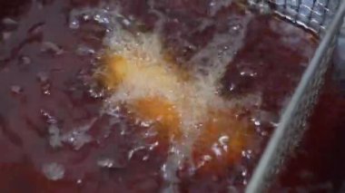 Tavuklar fritözde kızartılmış.