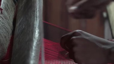 Geleneksel Tayland kabile pamuğu Tayland 'ın kuzeyinde elleriyle örgü örüyor.