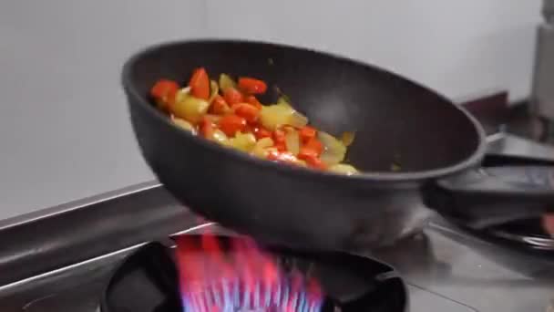 Las Manos Cocinar Verduras Fritas Sartén — Vídeo de stock