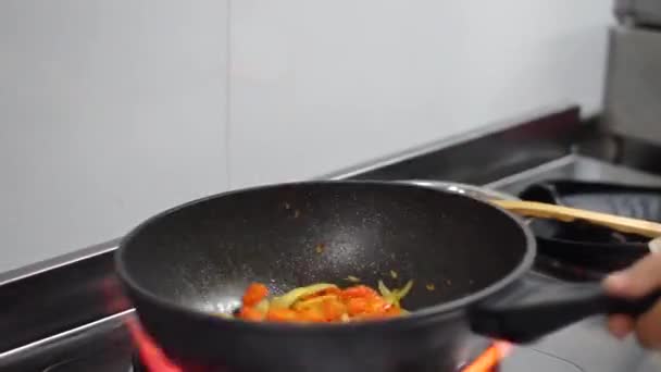 Las Manos Cocinar Verduras Fritas Sartén — Vídeo de stock