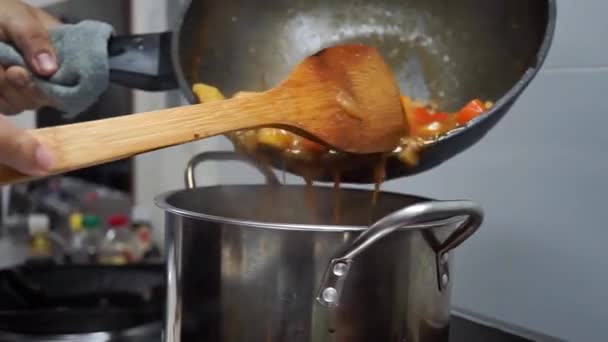 Hombre Cocinando Revolviendo Estofado Cerdo Caliente Sabrosa Carne Res Estofada — Vídeo de stock