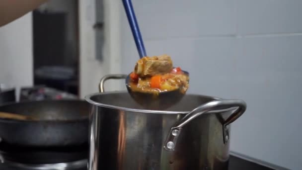 Hombre Cocinando Revolviendo Estofado Cerdo Caliente Sabrosa Carne Res Estofada — Vídeo de stock