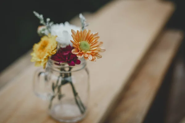 Bunga Bunga Indah Atas Meja Dengan Latar Belakang Cerah Stok Foto Bebas Royalti