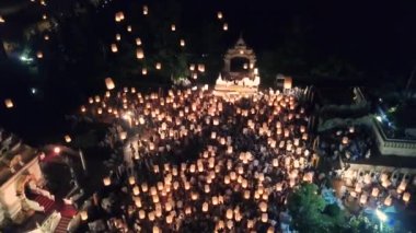 Yüzen fenerler töreni ya da Yeepeng töreni, Tayland, Chiang Mai 'de geleneksel Lanna Budist töreni.