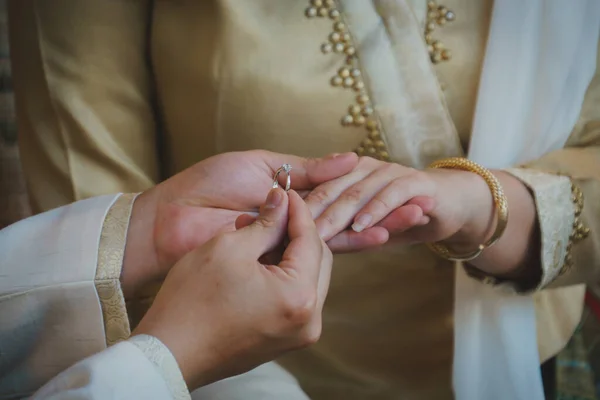 Mãos Casal Recém Casados Com Anéis Casamento — Fotografia de Stock