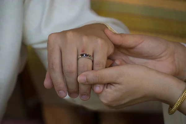 Mãos Casal Recém Casados Com Anéis Casamento — Fotografia de Stock