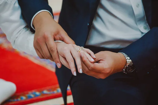 Mãos Casal Recém Casados Com Anéis Casamento — Fotografia de Stock