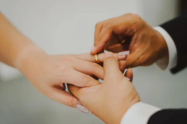 Mãos Casal Recém Casados Com Anéis Casamento — Fotografia de Stock