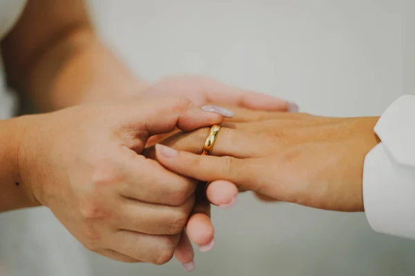 Mãos Casal Recém Casados Com Anéis Casamento — Fotografia de Stock