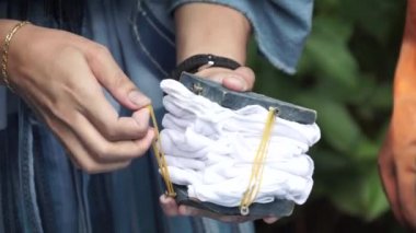 Tayland 'da doğal çivit renklerinde el yapımı geleneksel kumaş boyama tekniği