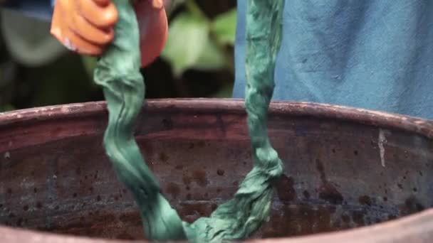 Handgefertigte Traditionelle Technik Der Stofffärbung Natürlicher Indigofarbe Thailand — Stockvideo