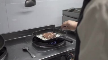 Kızartma tavasında domuz pirzolası pişirmek