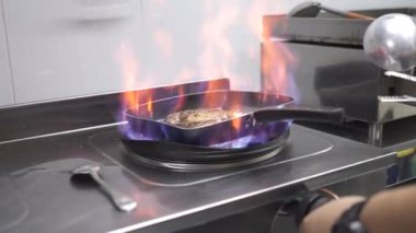 Kızartma tavasında domuz pirzolası pişirmek